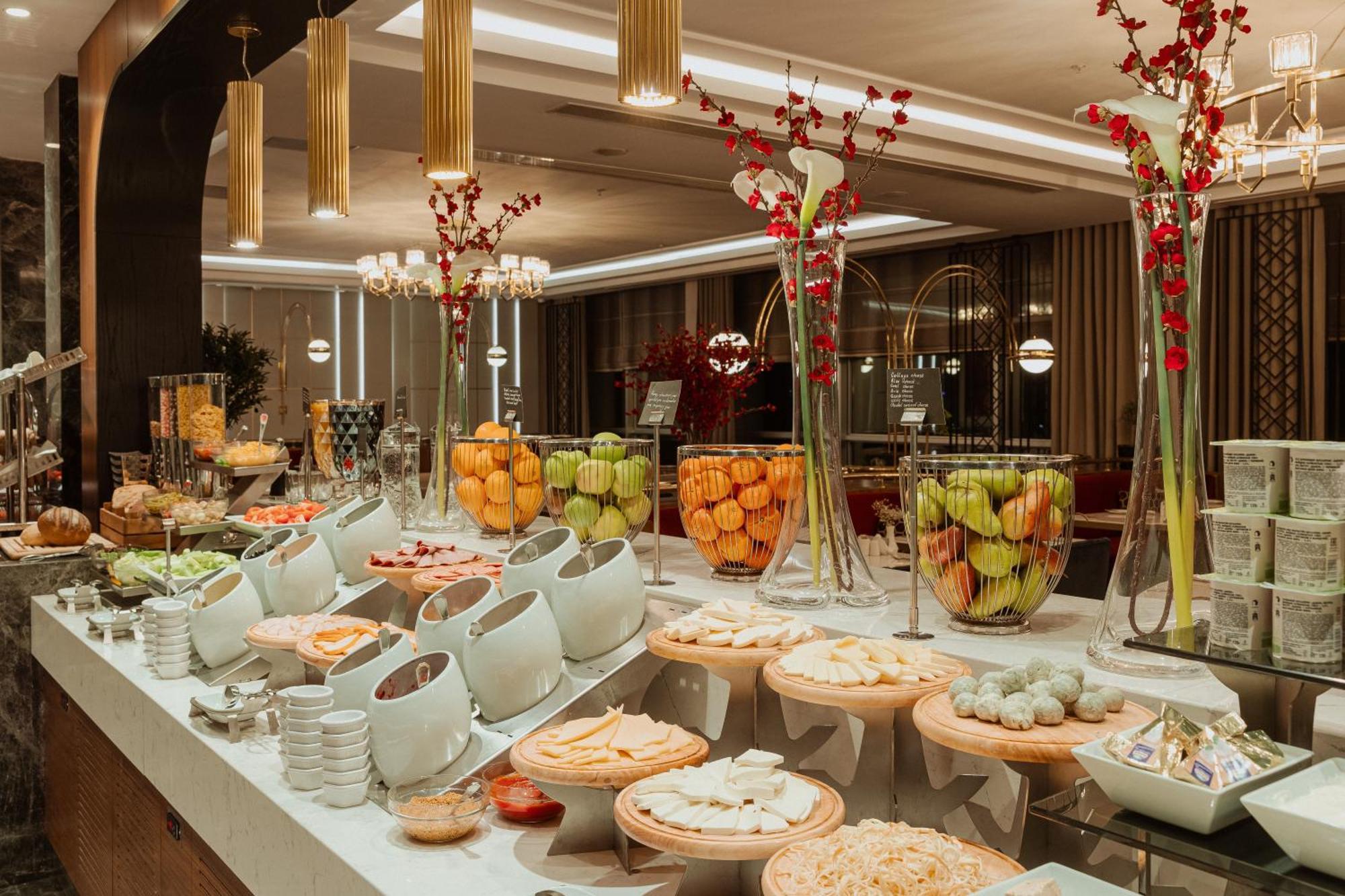 Sheraton Bishkek Esterno foto