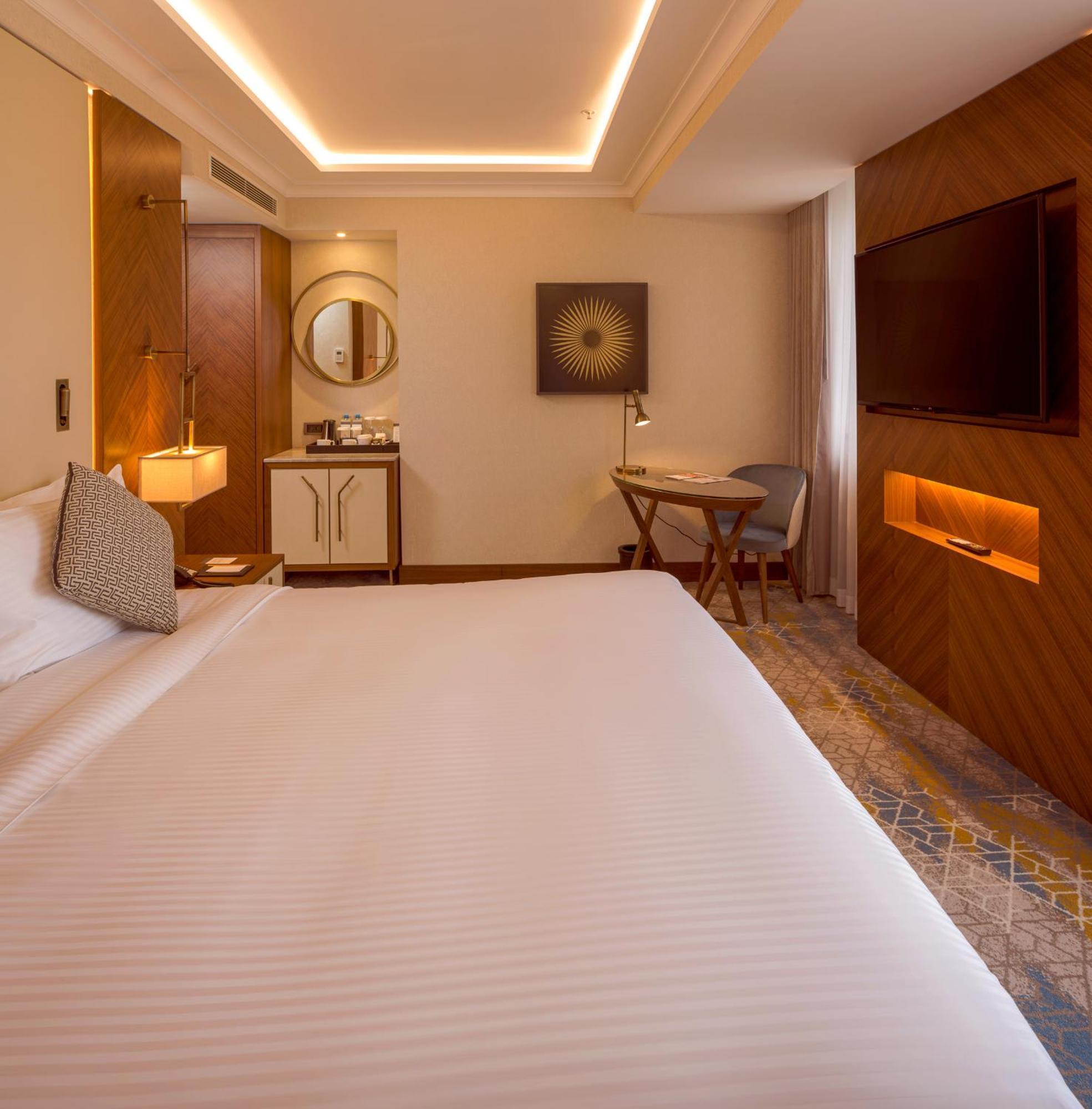 Sheraton Bishkek Esterno foto
