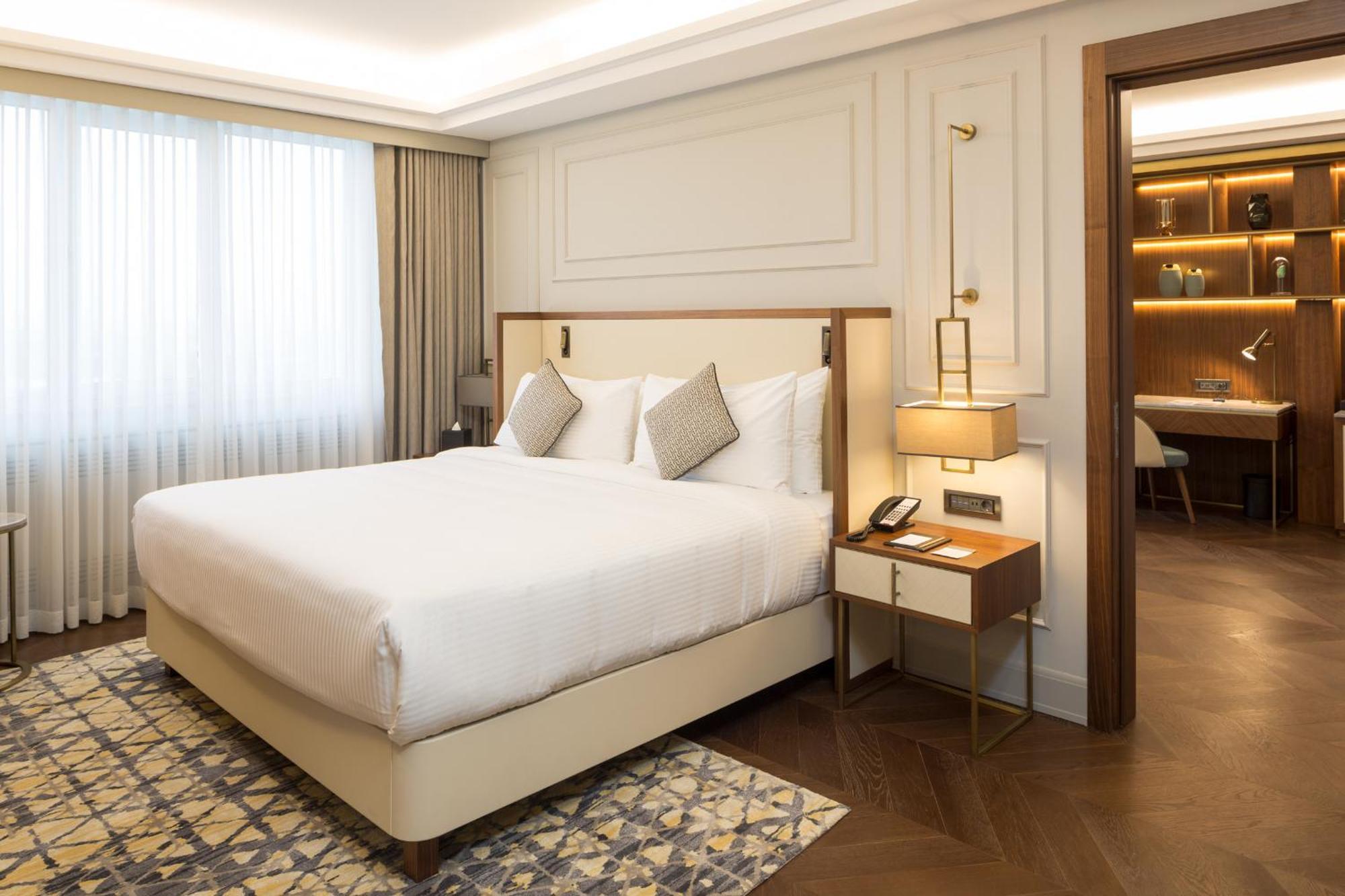 Sheraton Bishkek Esterno foto