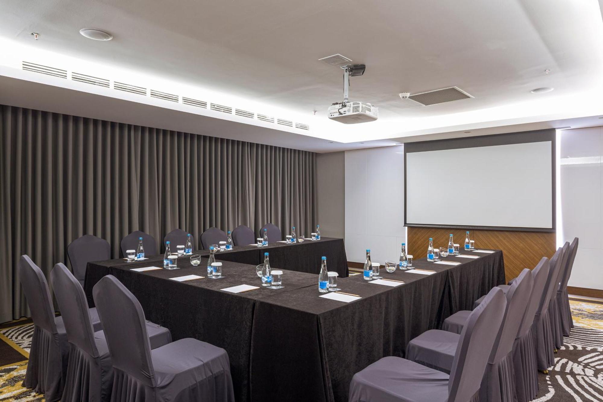 Sheraton Bishkek Esterno foto