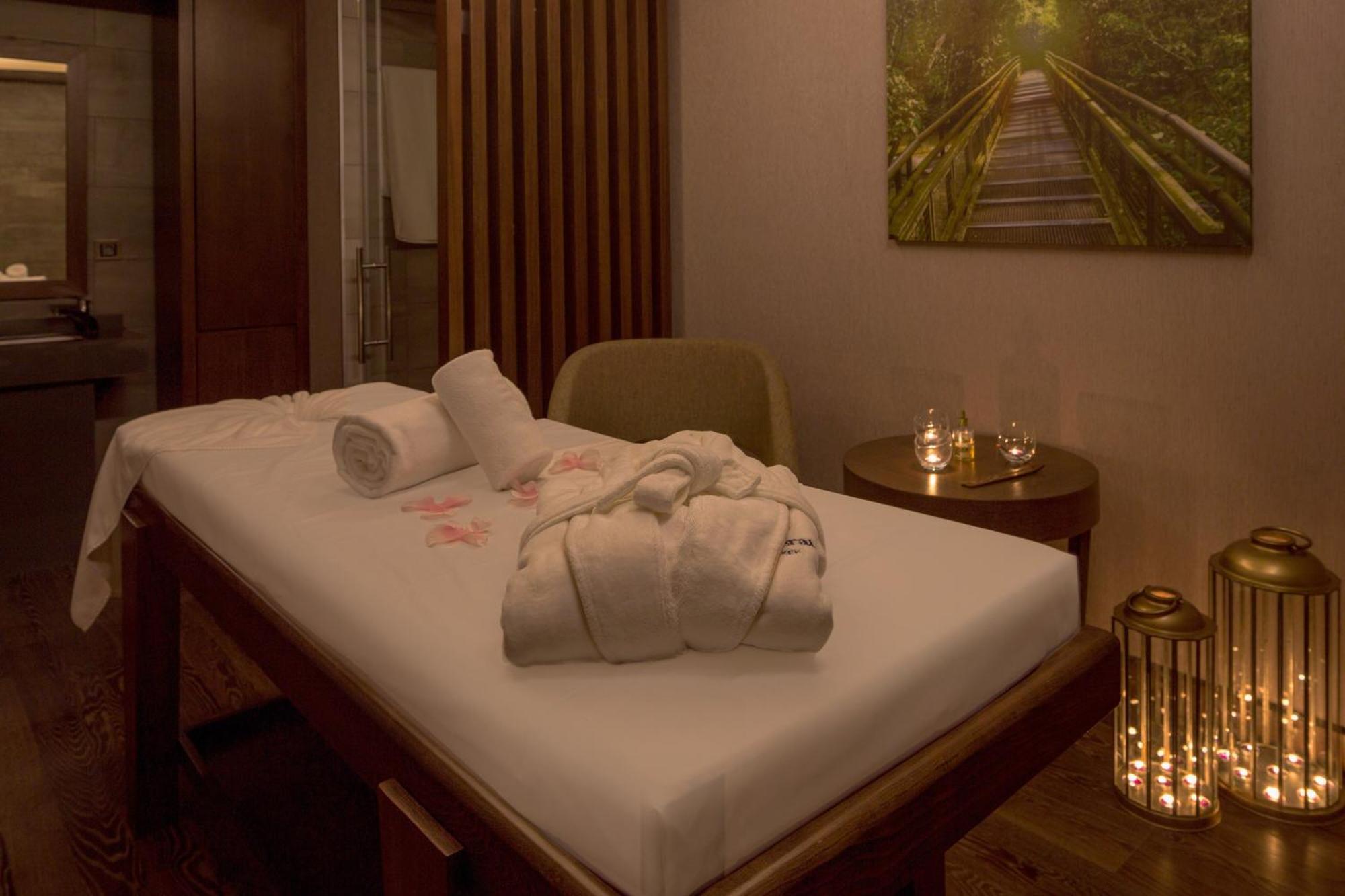Sheraton Bishkek Esterno foto