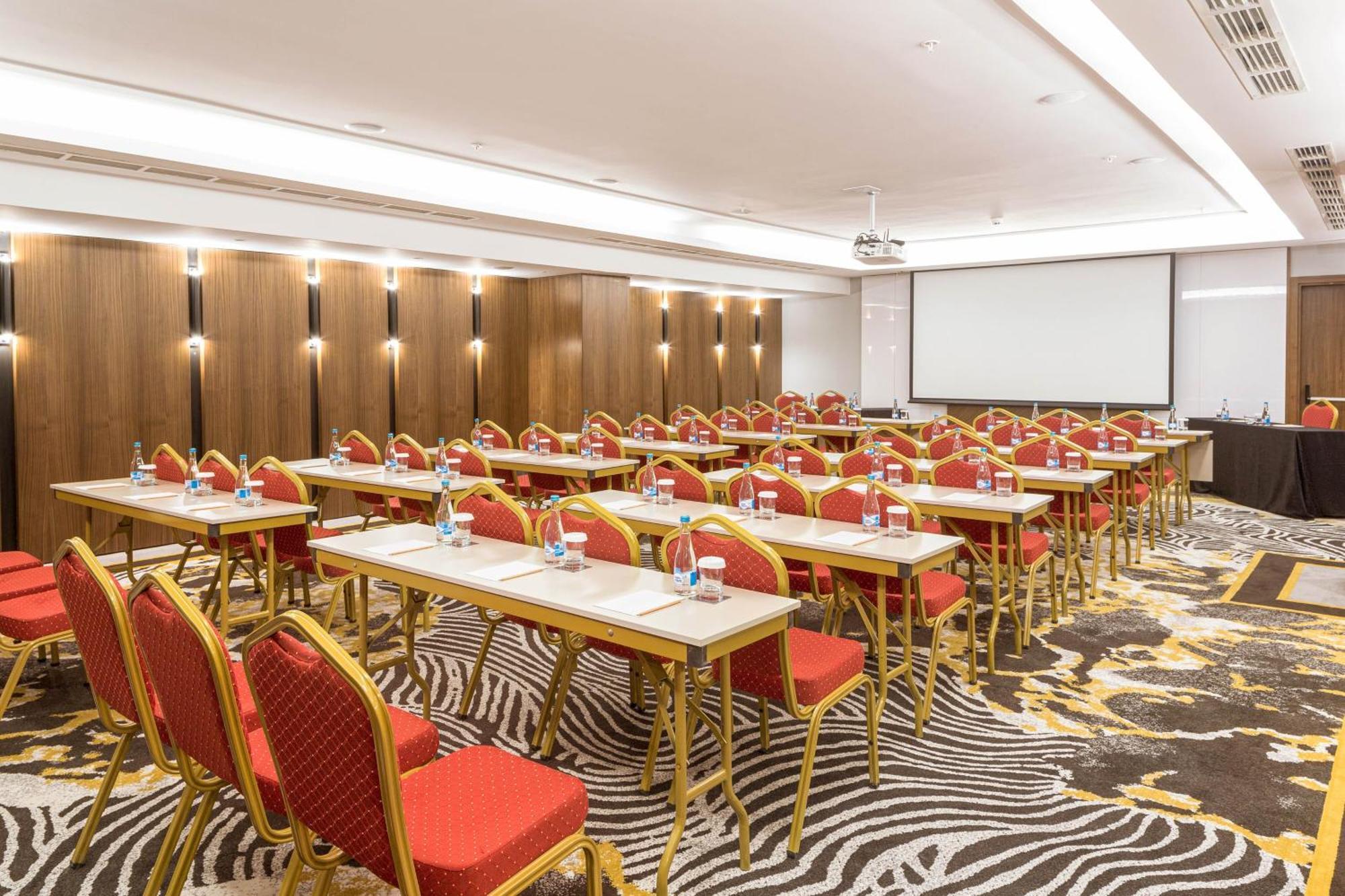 Sheraton Bishkek Esterno foto
