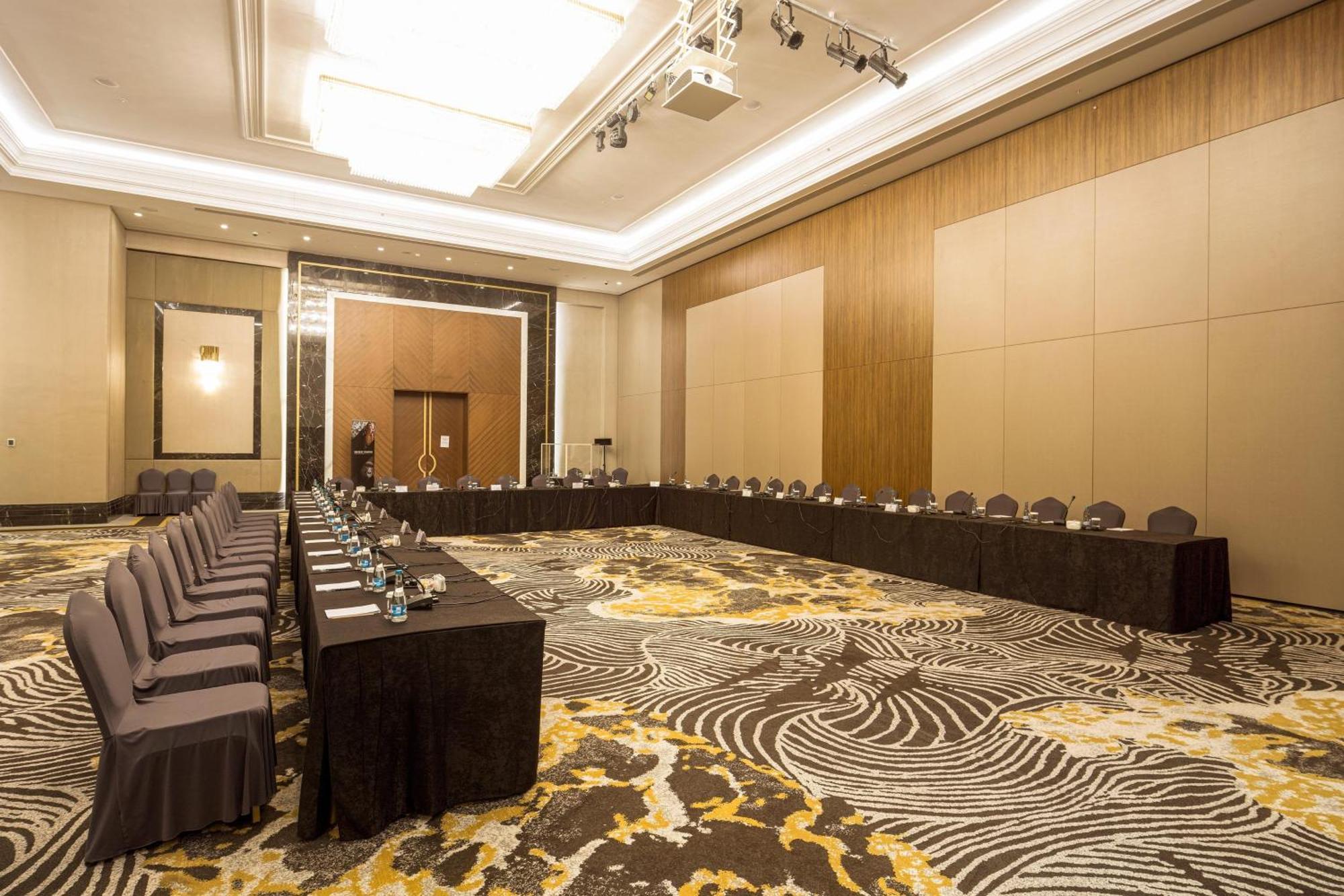 Sheraton Bishkek Esterno foto
