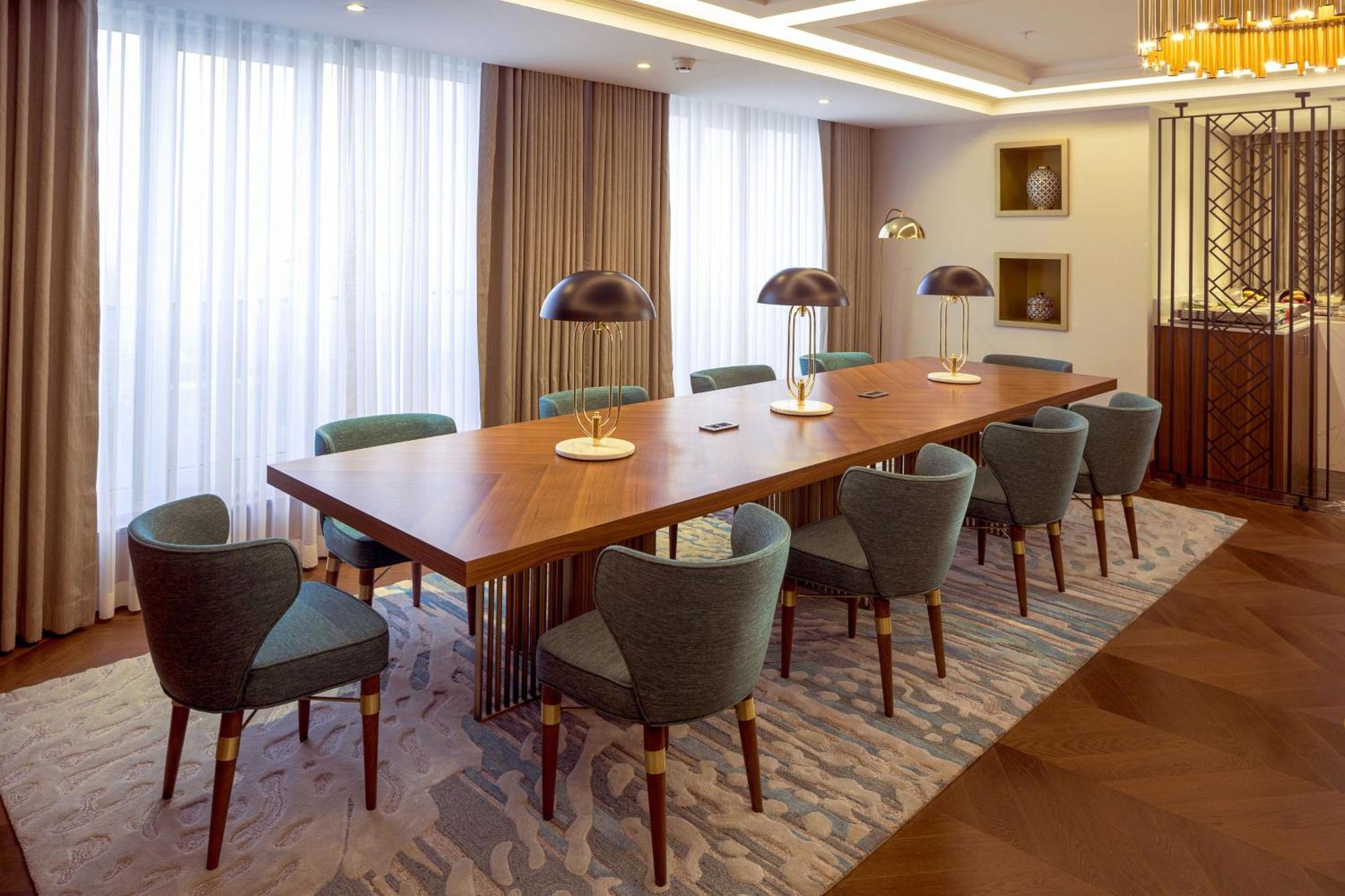 Sheraton Bishkek Esterno foto