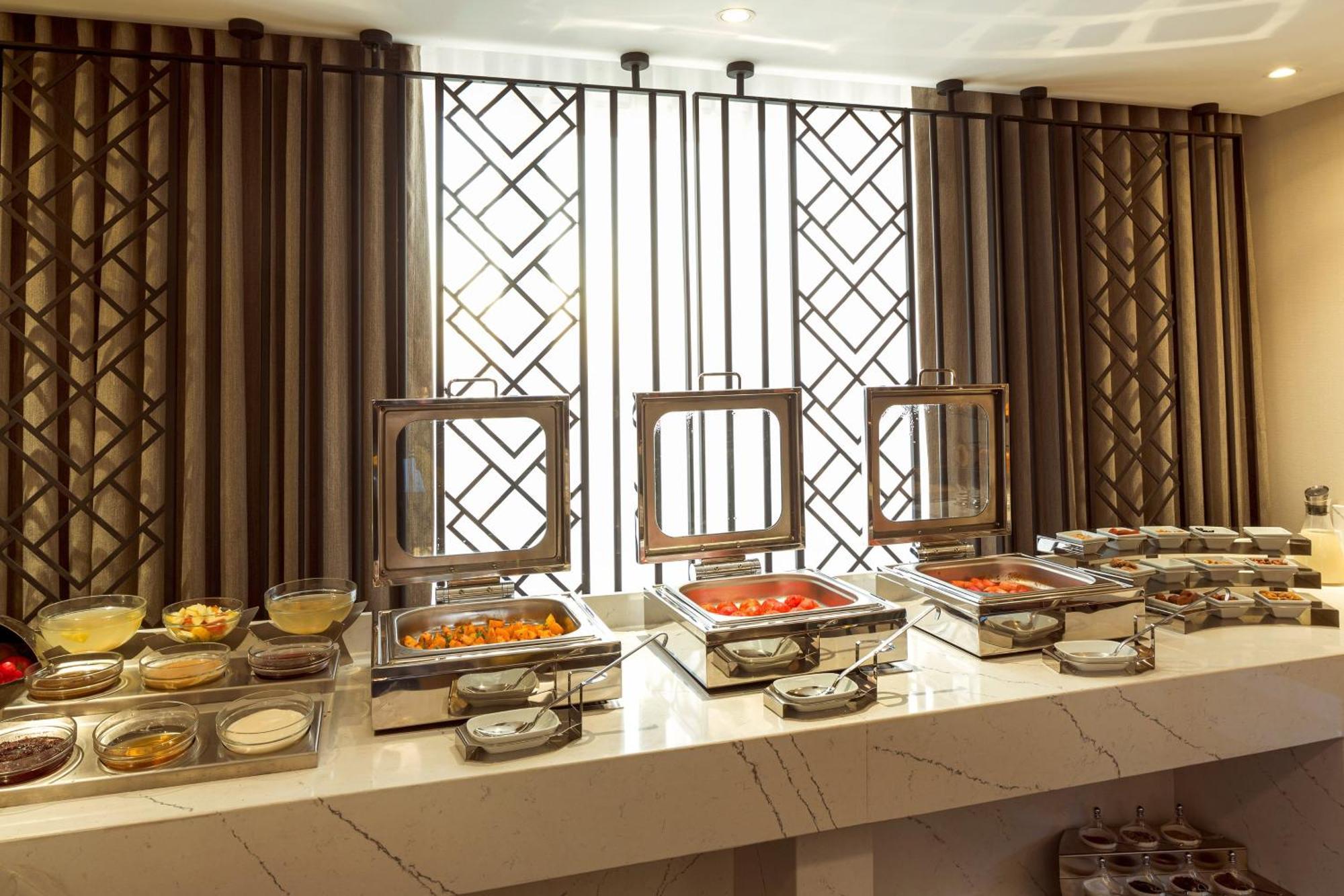 Sheraton Bishkek Esterno foto