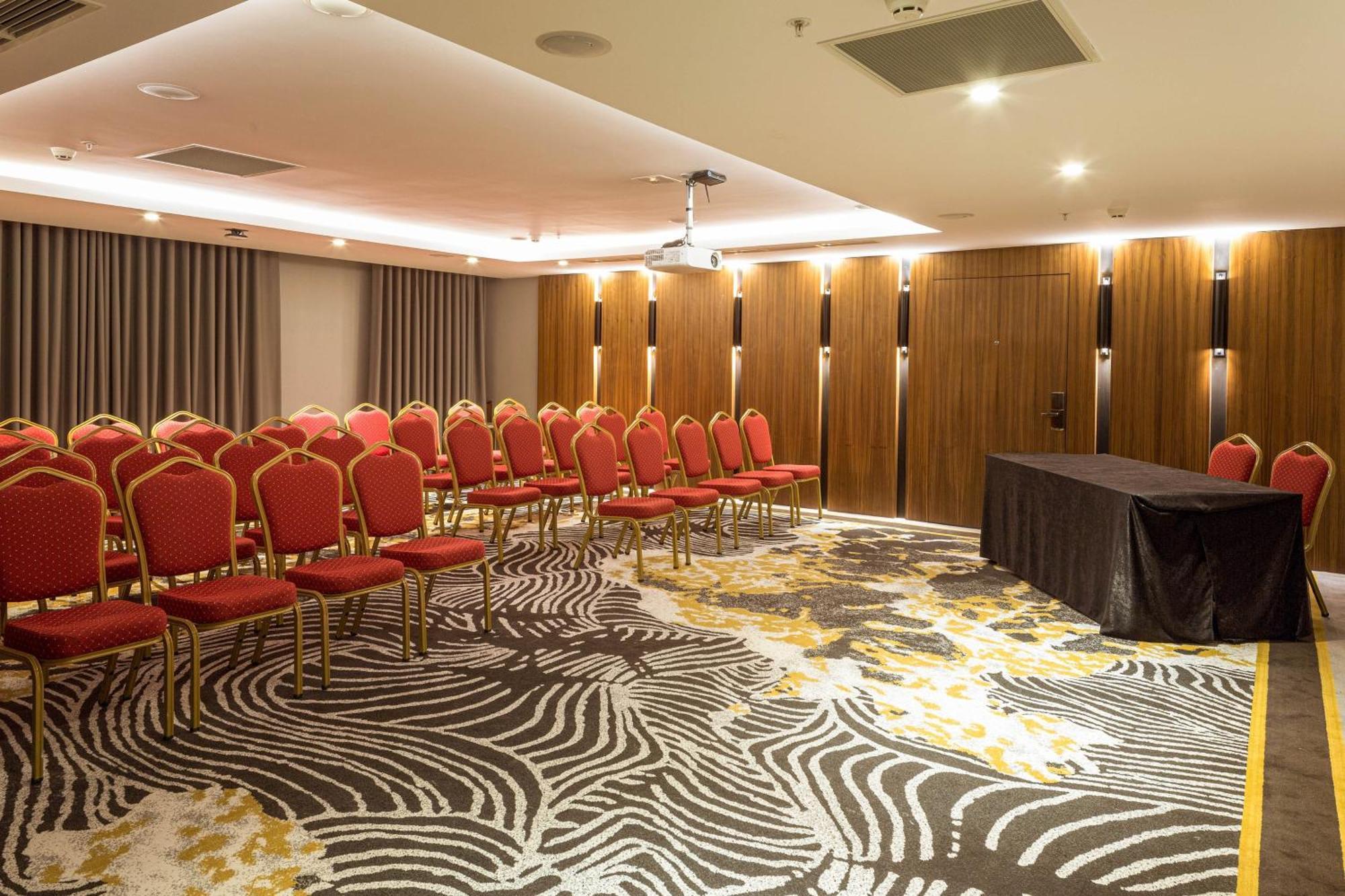 Sheraton Bishkek Esterno foto